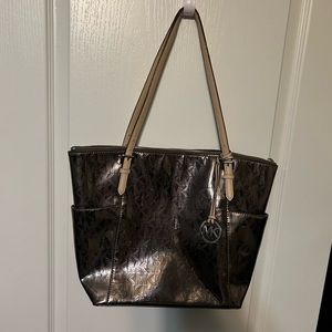 Michael Kors Silver purse ‼️SOLD‼️